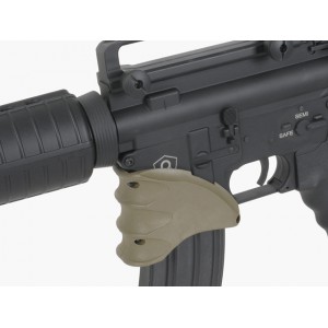 Magwell Grip for AR15/M4/M16 - dark earth [CS]